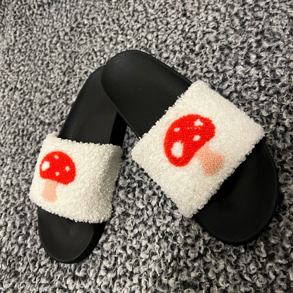 Women's Fluffy Mushroom Slide-on Flip-flops Black and White